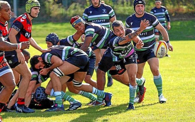 Un jugador de La &Uacute;nica libera el bal&oacute;n de un agrupamiento. | FOTO: DIARIO DE NOTICIAS