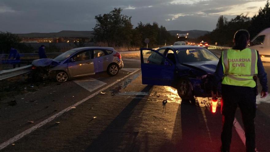 Agentes regulan el tráfico en el lugar del accidente.