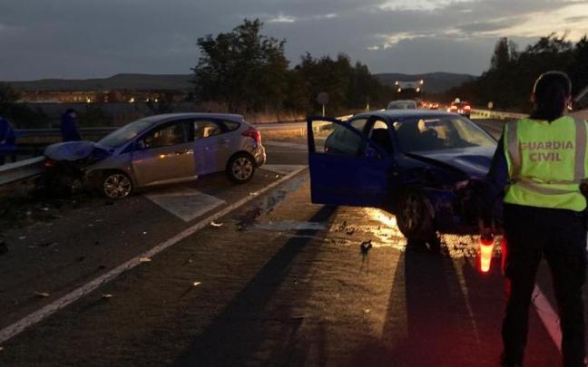 Agentes regulan el tráfico en el lugar del accidente.