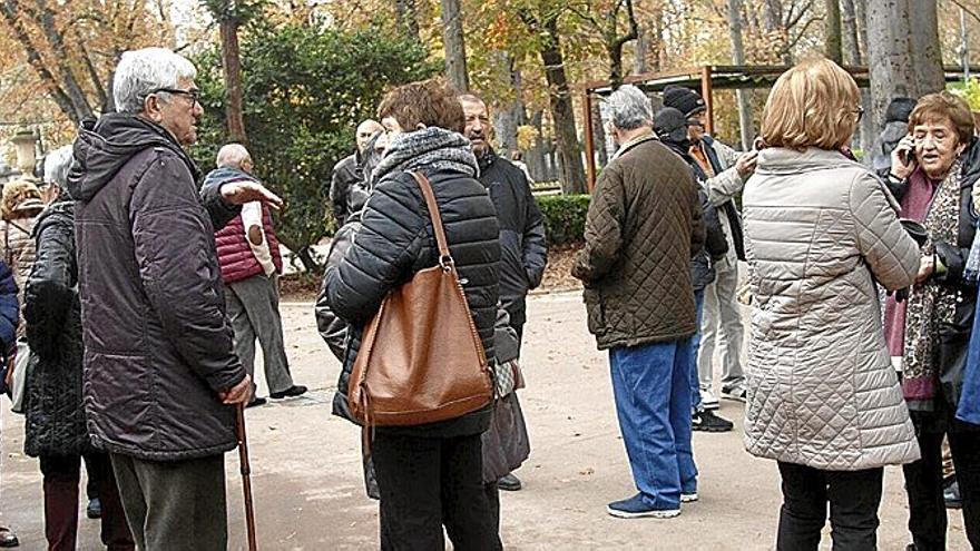 Personas ajenas a la información visitan el belén de La Florida en Vitoria.