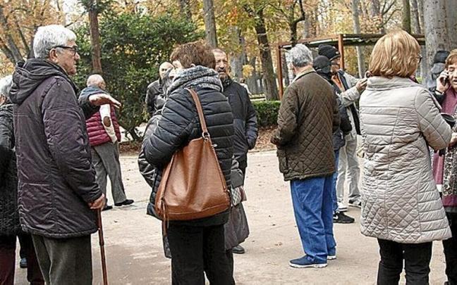 Personas ajenas a la información visitan el belén de La Florida en Vitoria. Personas ajenas a la información visitan el belén de La Florida en Vitoria.