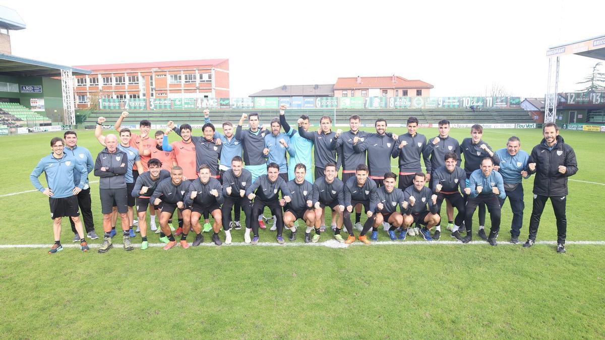 En la imagen superior, la plantilla del Sestao River. Abajo, Leandro Martínez, Aitor Villar y Aritz Huete.