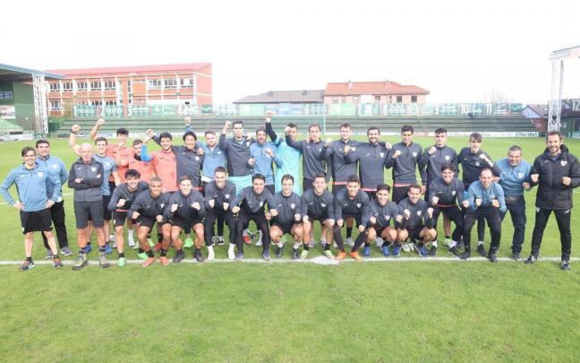 En la imagen superior, la plantilla del Sestao River. Abajo, Leandro Mart&iacute;nez, Aitor Villar y Aritz Huete.