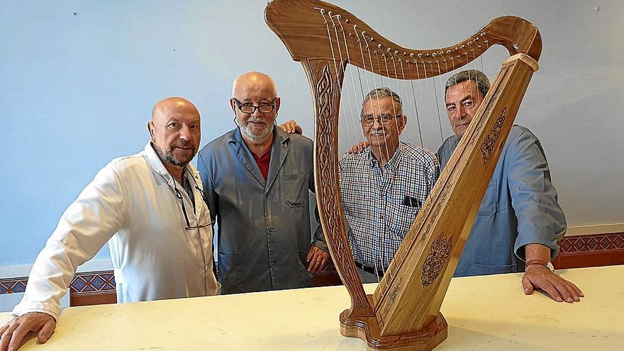 César, Paulino, Ángel y Toño con una de las arpas irlandesas creadas por los miembros de Trintxa Zurlanketa Elkartea. | FOTOS: ÁNGEL DÍAZ
