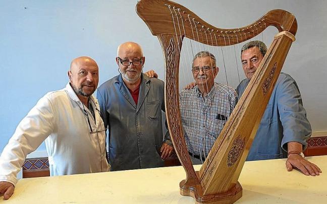 César, Paulino, Ángel y Toño con una de las arpas irlandesas creadas por los miembros de Trintxa Zurlanketa Elkartea. | FOTOS: ÁNGEL DÍAZ