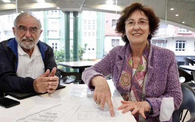 Xabier Pagalday junto a Laura Irigaray con los planos del &lsquo;cohousing&rsquo; de Murgia.