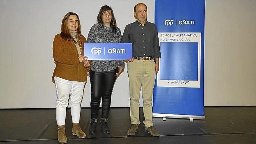 Guisado-Balanzategui con María Olaran y Eva Pereira, ayer. | FOTO: A.D.