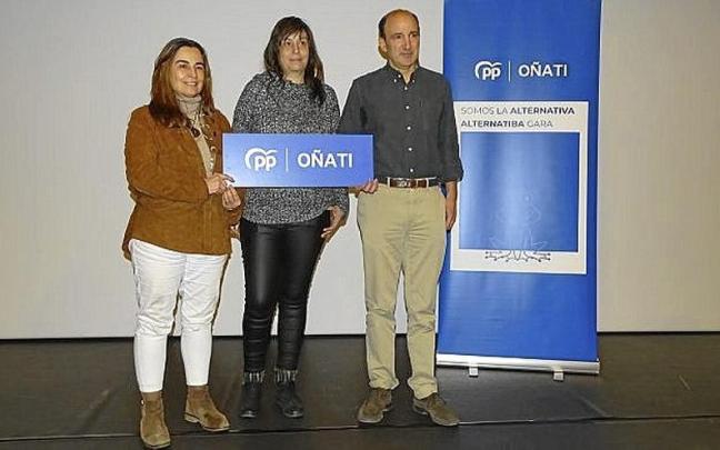 Guisado-Balanzategui con María Olaran y Eva Pereira, ayer. | FOTO: A.D.
