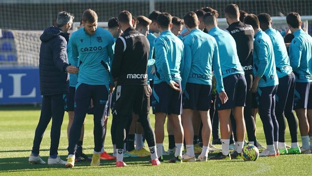 Alexander Sorloth atraviesa un pasillo formado por sus compañeros, durante un entrenamiento en Zubieta.