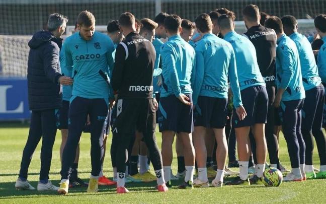 Alexander Sorloth atraviesa un pasillo formado por sus compa&ntilde;eros, durante un entrenamiento en Zubieta.