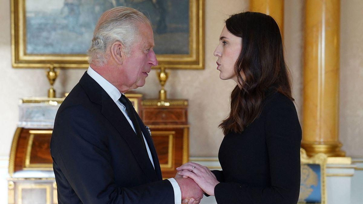 La primera ministra de Nueva Zelanda, durante un encuentro con Carlos III