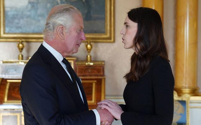 La primera ministra de Nueva Zelanda, durante un encuentro con Carlos III La primera ministra de Nueva Zelanda, durante un encuentro con Carlos III