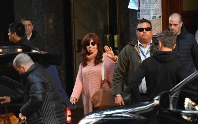 Cristina Fernández saluda a sus partidarios tras el intento de asesinato que sufrió el jueves por la noche. Cristina Fernández saluda a sus partidarios tras el intento de asesinato que sufrió el jueves por la noche.