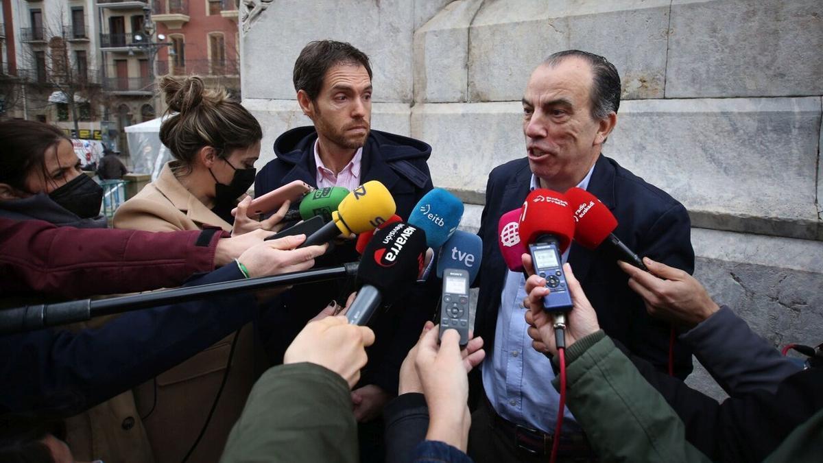 Adanero y Sayas, durante un acto político a los pies de las Estatua de los Fueros