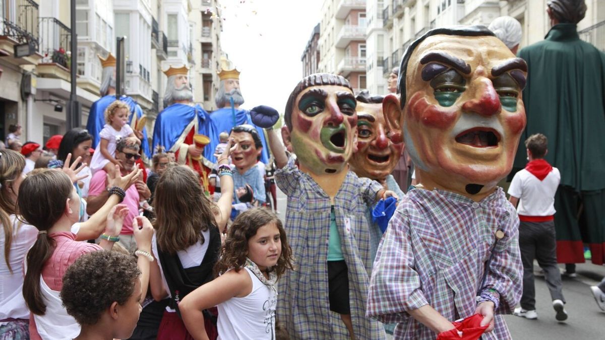 Comparsa de gigantes, cabezudos, caballos y sotas de las fiestas de La Blanca