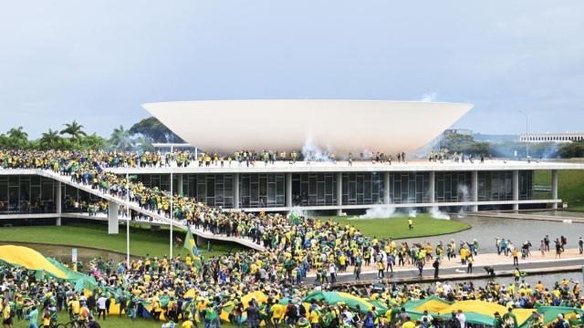 Miles de seguidores de Bolsonaro invadieron el Palacio del Planalto, el Congreso Nacional y el Supremo Tribunal Federal, en Brasilia.