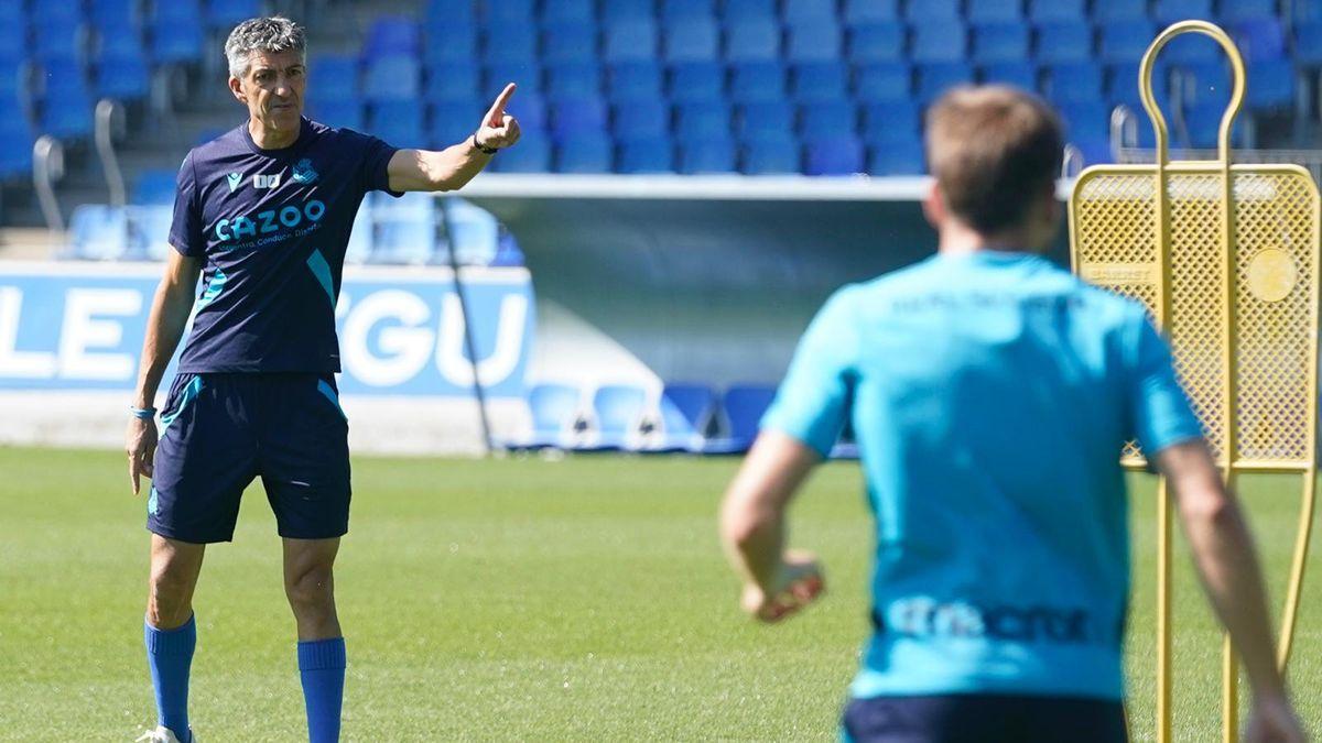 Imanol realiza una indicación durante el entrenamiento