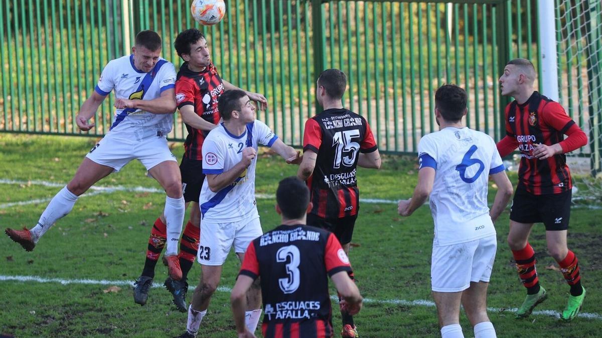 Lance en un partido entre el Avance y el Cantolagua