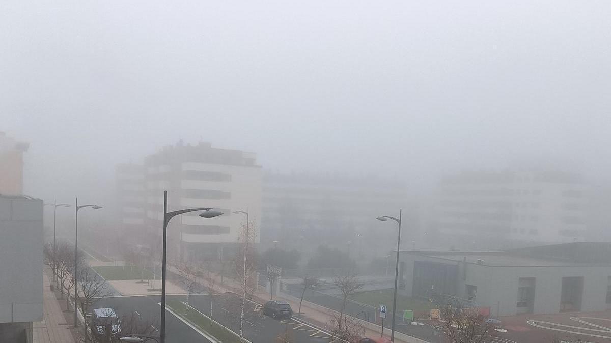 La niebla ha sido la protagonista ayer y hoy en Álava y Gasteiz, tal y como recogen fotografías subidas por usuarios de Twitter