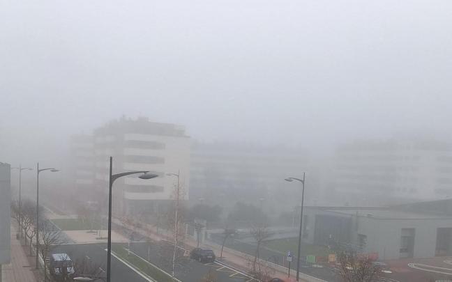 La niebla ha sido la protagonista ayer y hoy en Álava y Gasteiz, tal y como recogen fotografías subidas por usuarios de Twitter