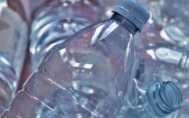 Uno de los nuevos impuestos es sobre los envases de pl&aacute;stico no reutilizables