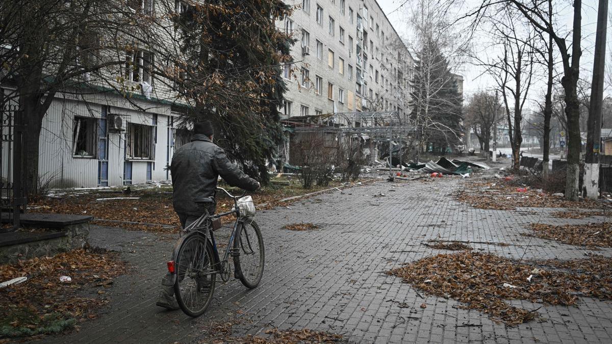 Un hombre empuja su bicicleta por una calle de Bakhmut, en Donetsk.