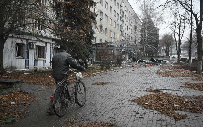 Un hombre empuja su bicicleta por una calle de Bakhmut, en Donetsk.