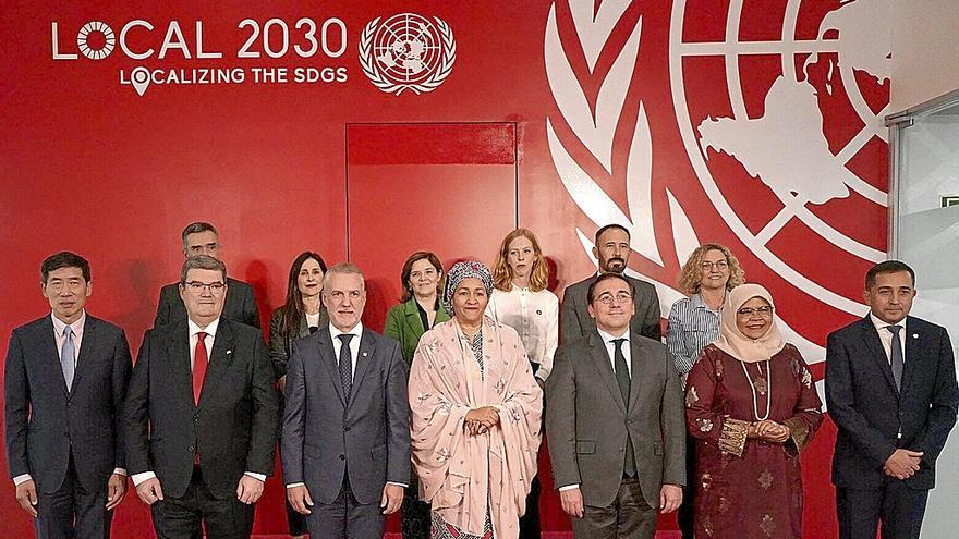 El lehendakari Urkullu, junto a la vicesecretaria general de la ONU, Amina J. Mohammed, y la amplia representación institucional que acudió a la inauguración. | FOTO: PABLO VIÑAS