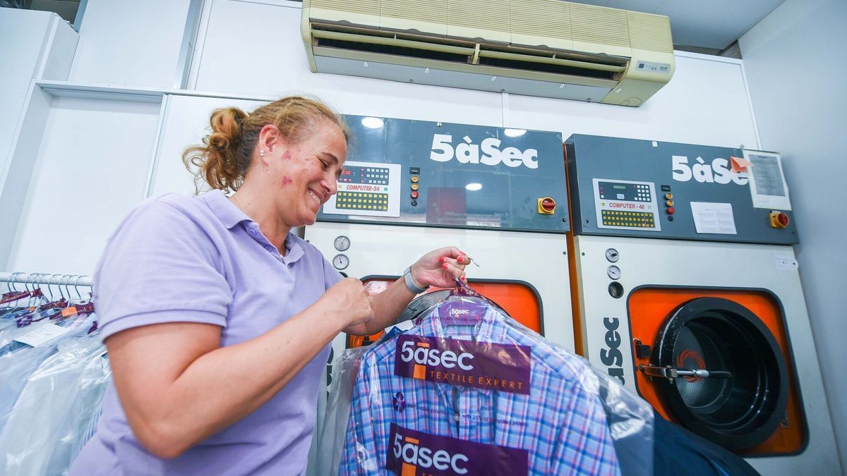 En la tintorería las planchadoras ayer estaban a 30 grados.