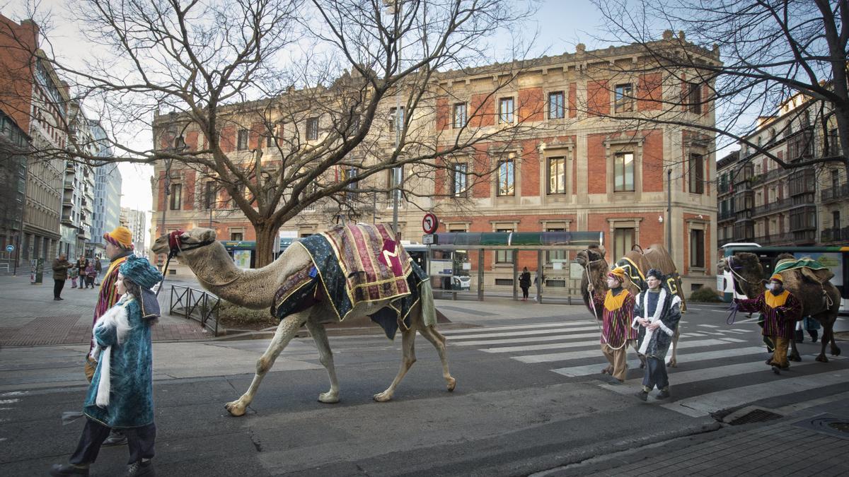 Los dromedarios de sus Majestades los Reyes Magos pasean por las calles de Pamplona, donde se les espera con "especial ilusión" tras dos años de pandemia y donde no se esperan lluvias hasta el sábado por la tarde.