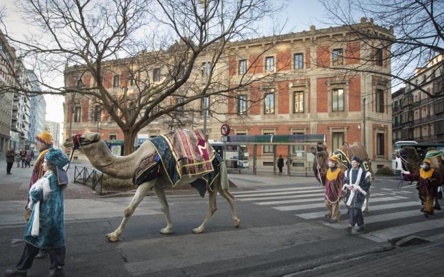 Los dromedarios de sus Majestades los Reyes Magos pasean por las calles de Pamplona, donde se les espera con "especial ilusión" tras dos años de pandemia y donde no se esperan lluvias hasta el sábado por la tarde.