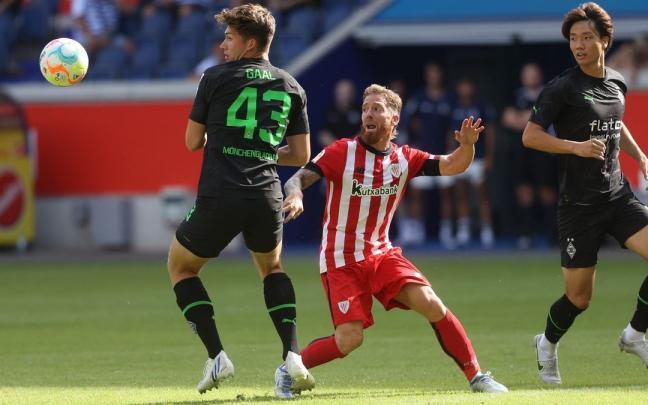Iker Muniain trata de controlar un bal&oacute;n en el partido contra el M'Gladbach.