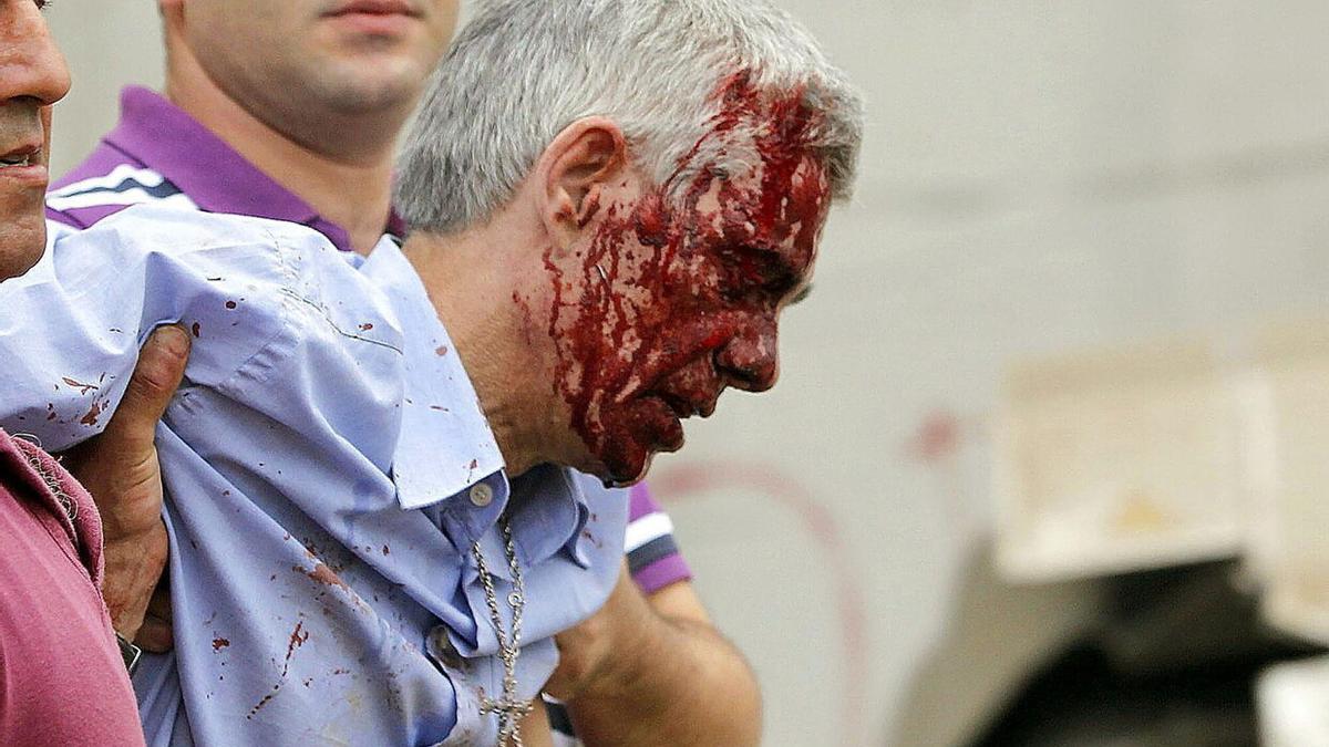 El maquinista es socorrido minutos después del accidente.