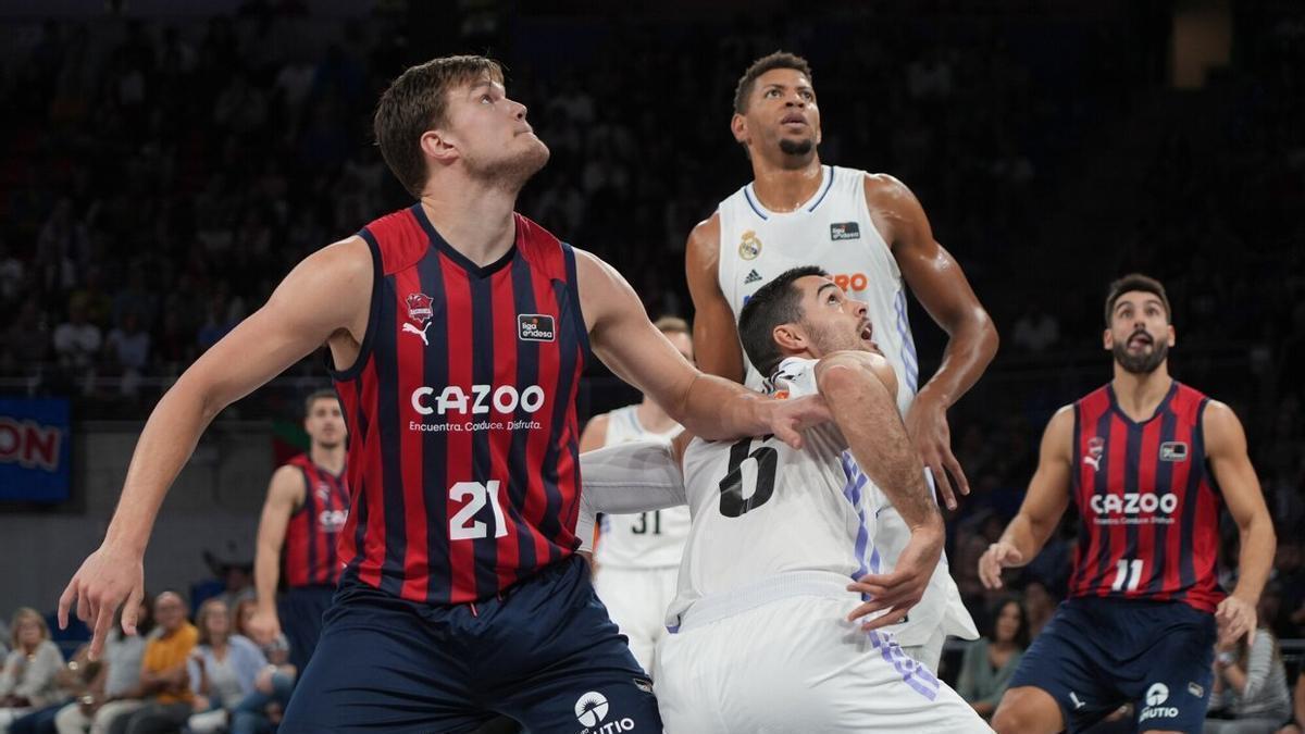 Kotsar pelea por la posición con Abalde en el pasado Baskonia-Real Madrid