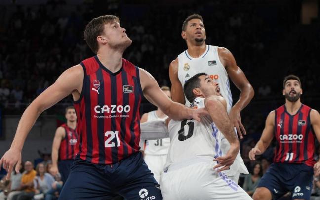 Kotsar pelea por la posici&oacute;n con Abalde en el pasado Baskonia-Real Madrid