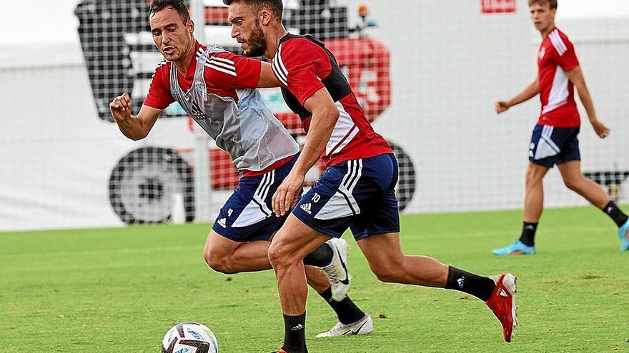 Roberto Torres conduce el balón mientras es perseguido por Unai García ayer en el entrenamiento.