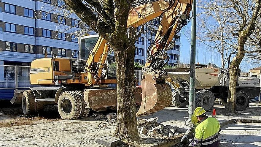 Obrero trabajando donde se colocará un aseo público. | FOTO: UDALA