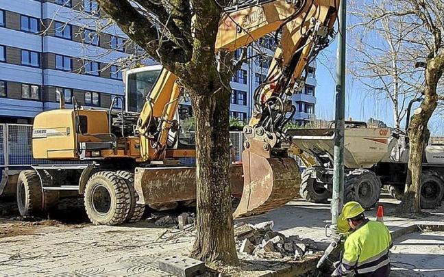 Obrero trabajando donde se colocará un aseo público. | FOTO: UDALA Obrero trabajando donde se colocará un aseo público. | FOTO: UDALA