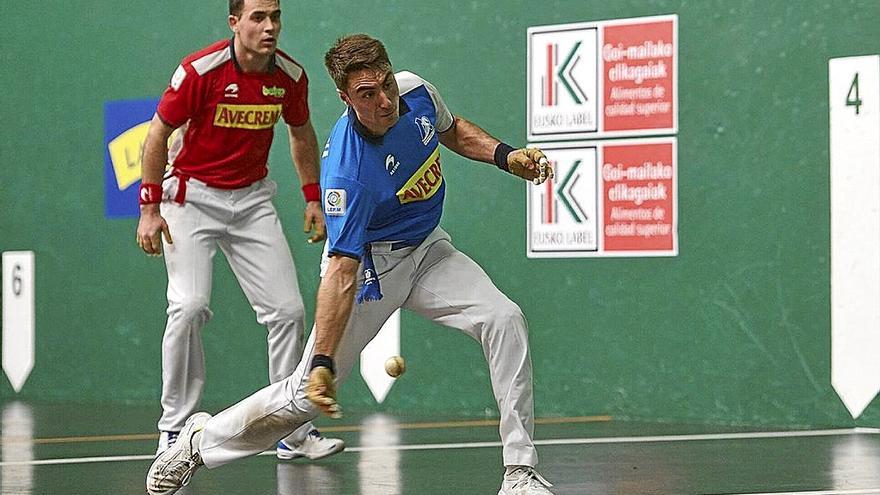 Peio Etxeberria golpea una pelota baja ante un atento Jaka, el sábado en el Labrit. | FOTO: IÑAKI PORTO