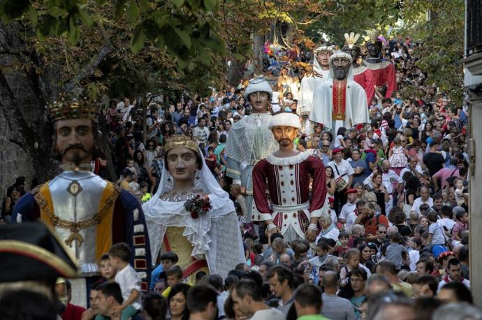 La Comparsa de Gigantes y Cabezudos de Pamplona desfila en los últimos Sanfermines, los de 2019