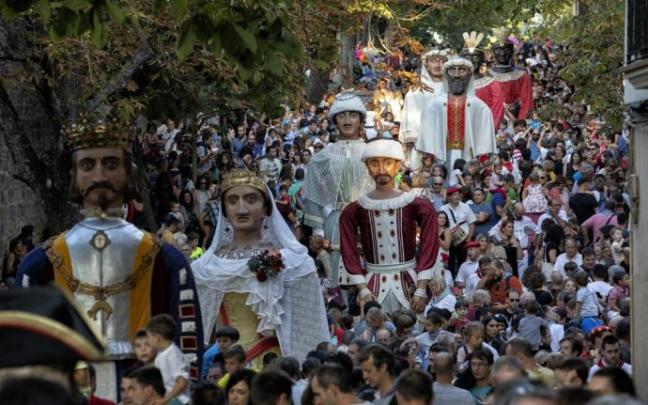 La Comparsa de Gigantes y Cabezudos de Pamplona desfila en los últimos Sanfermines, los de 2019