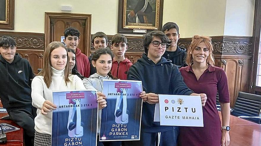 La concejala Maialen Fidalgo con varios jóvenes participantes. | FOTO: A.Z.