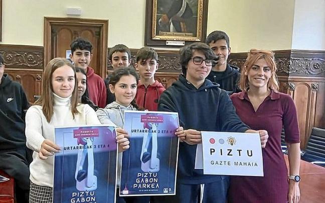 La concejala Maialen Fidalgo con varios j&oacute;venes participantes. | FOTO: A.Z.