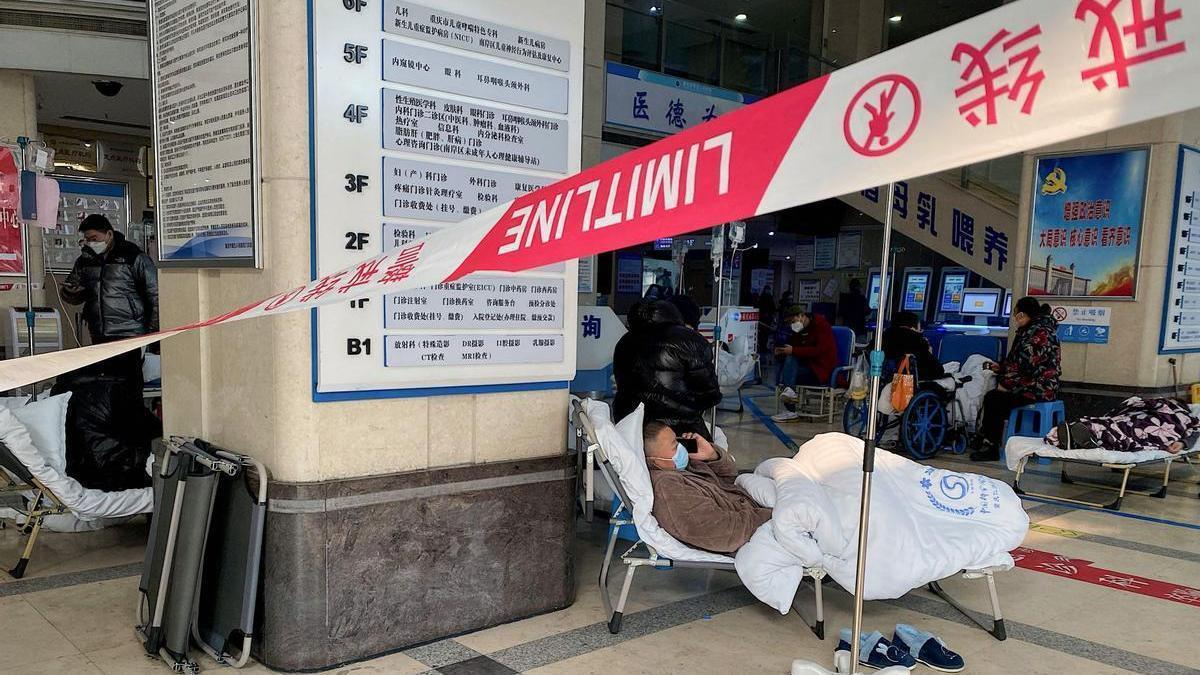 Un paciente con covid descansa en el lobby de un hospital en Chongqing, al sur de China.