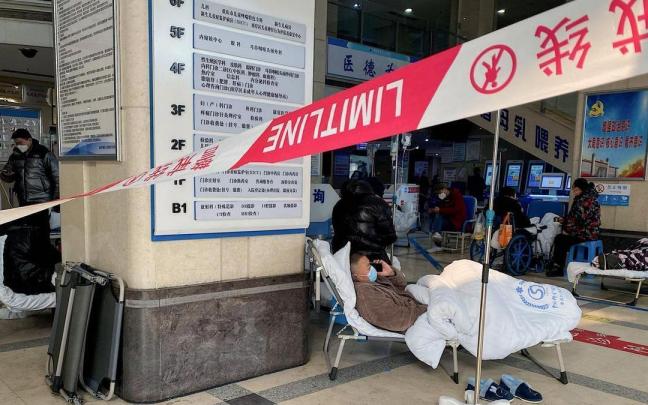 Un paciente con covid descansa en el lobby de un hospital en Chongqing, al sur de China.