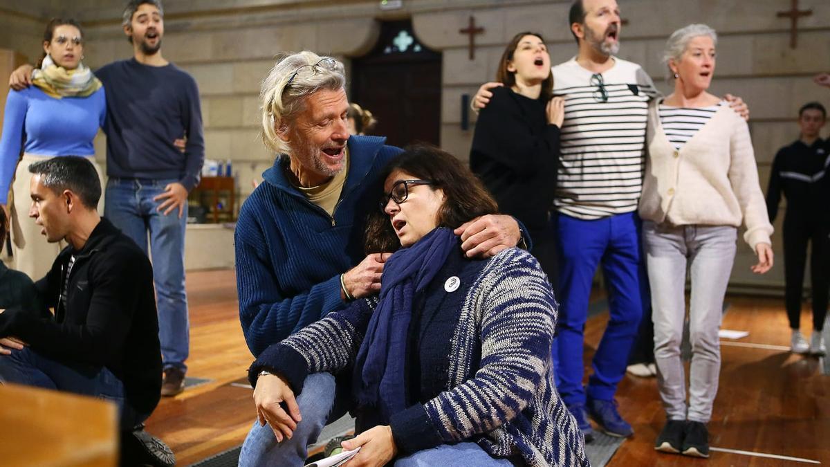 El elenco de Opus Lírica, en el ensayo de la ópera 'Dido y Eneas', este domingo, en la iglesia Zorroaga de Donostia