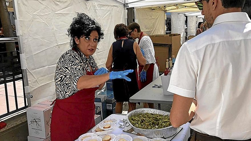 Degustación de pimiento cucón en la plaza Principal de Peralta.