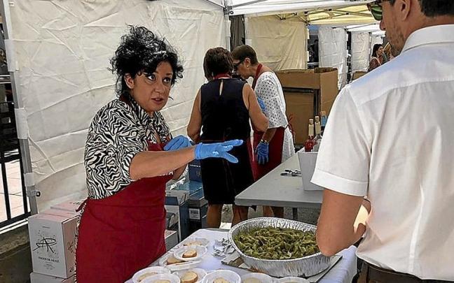 Degustación de pimiento cucón en la plaza Principal de Peralta. Degustación de pimiento cucón en la plaza Principal de Peralta.