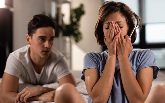 Una mujer sufre ansiedad en presencia de su pareja.