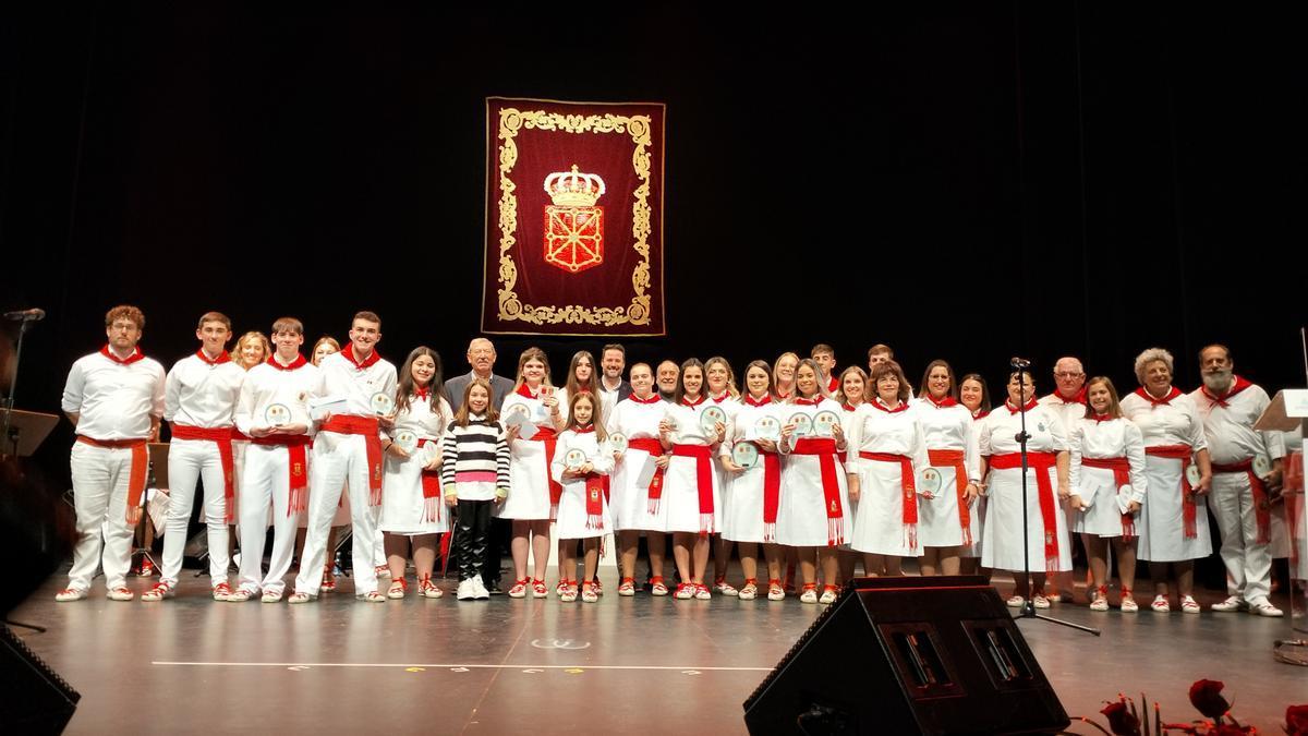 Foto grupal de participantes y organizadores del certamen de la jota en Tudela. En el centro de la imagen el consejero Juan Cruz Cigudosa, el alcalde Alejandro Toquero y el patrocinador Jos&eacute; Luis Arnedo.